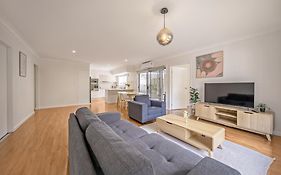3Br Coomera Duplex 2- Cute & Cosy Home Close To Theme Park
